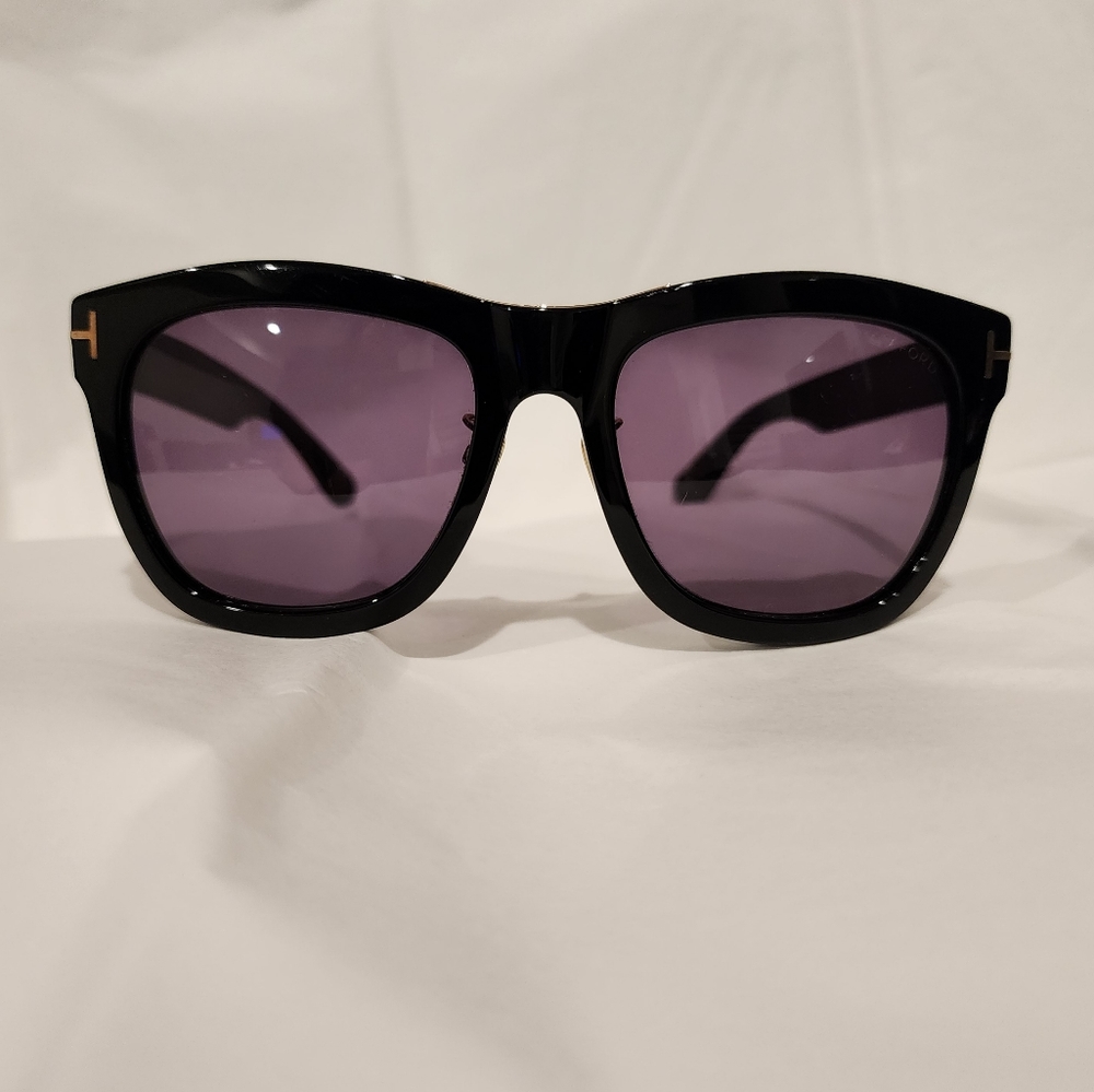 Tom Ford sunglasses in black with case